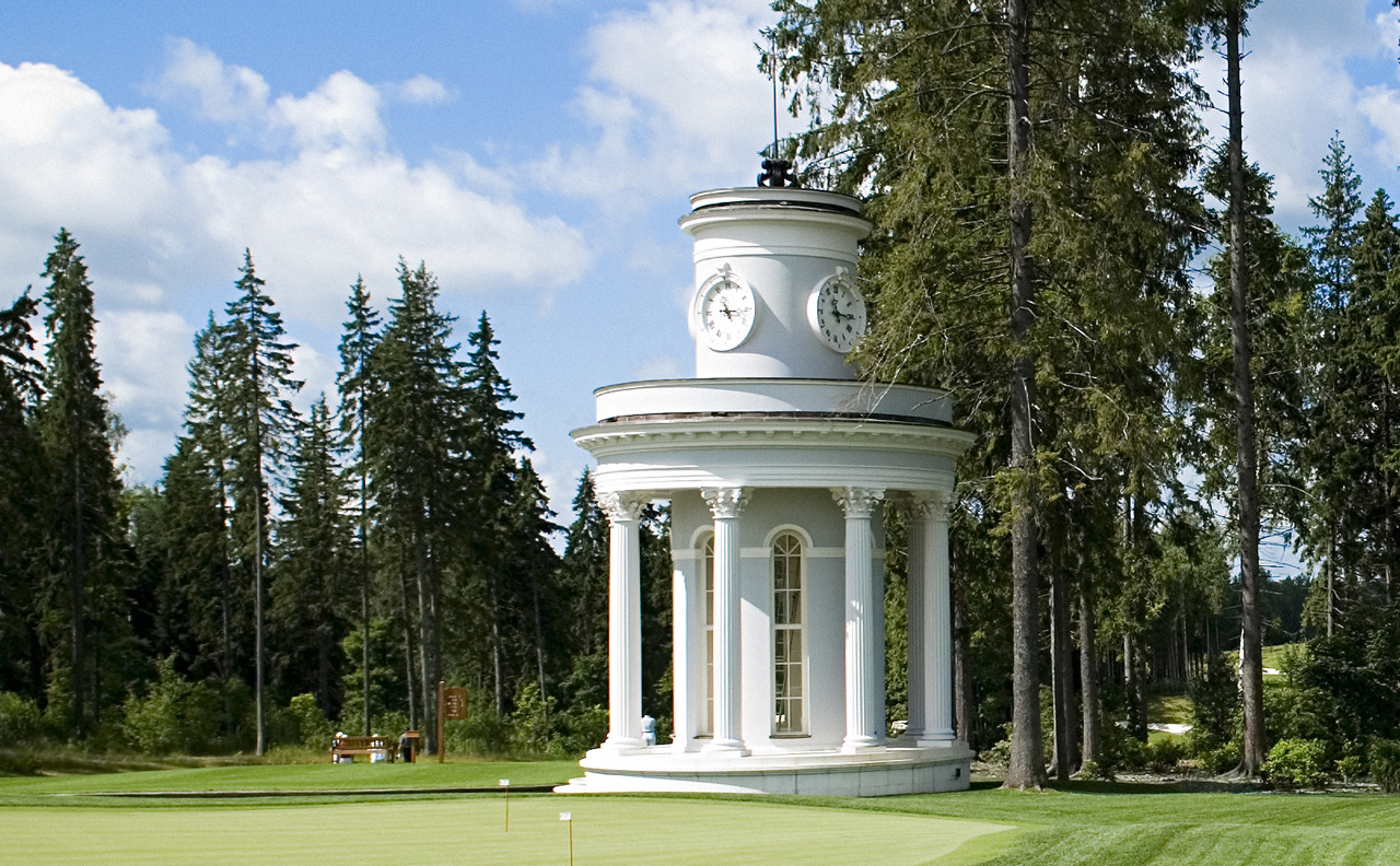 Clock Tower - знаменитая ротонда Целеево Гольф и Поло Клуба