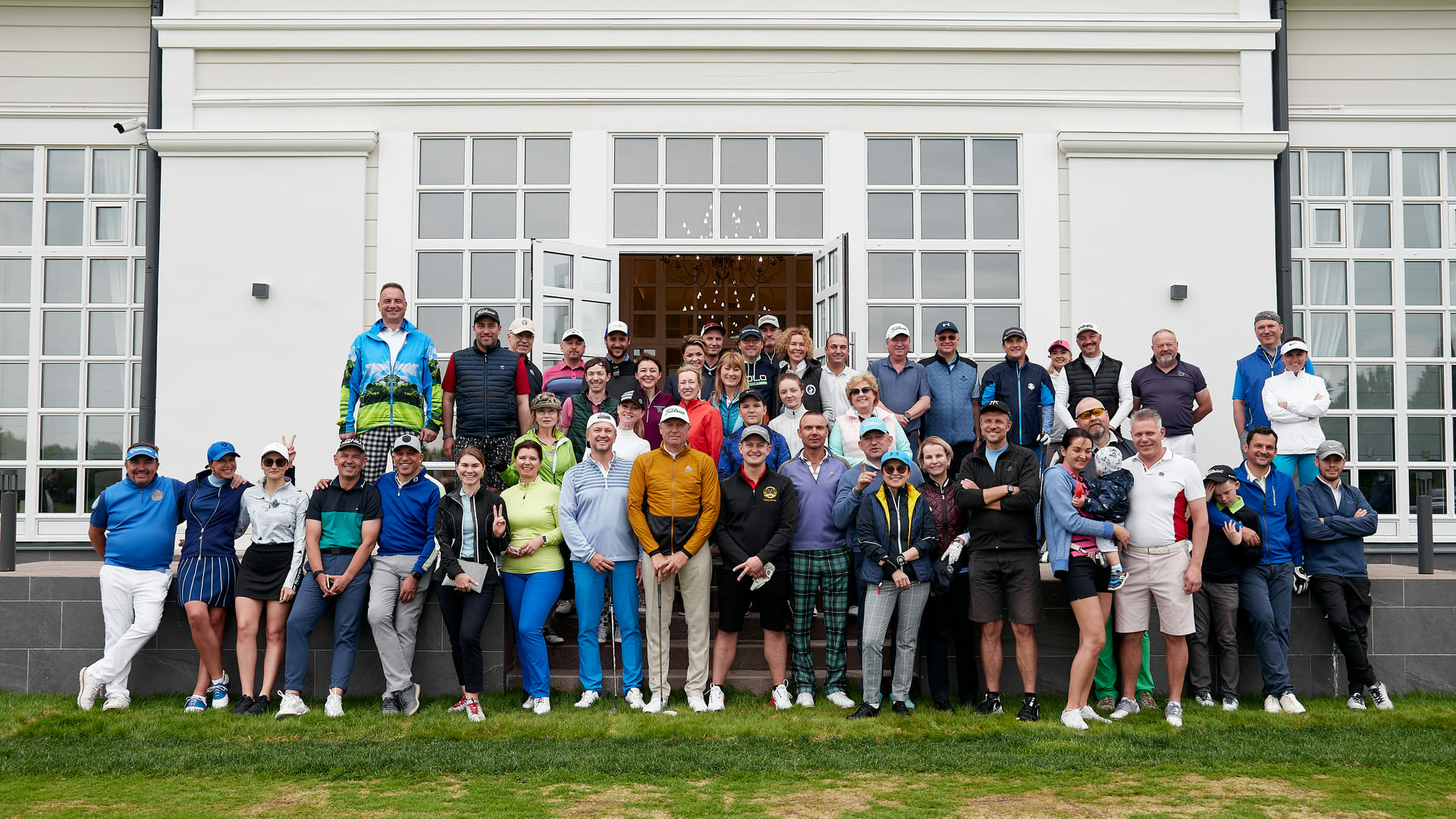 Памятная фотография участников турнира Открытие сезона 2021 в Целеево Гольф и Поло Клубе