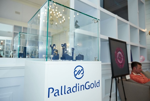 Экспозиция украшений от ювелирного дома PalladinGold в Целеево Гольф и Поло Клубе